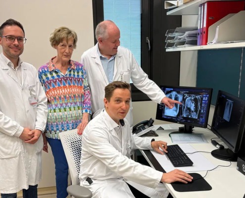Tumorpatient*in mit ihrem ärztlichen Team bei Kontrolltermin