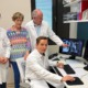 Tumorpatient*in mit ihrem ärztlichen Team bei Kontrolltermin