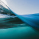 Split-Ansicht des blauen Ozeanwassers unter und über der Wasseroberfläche