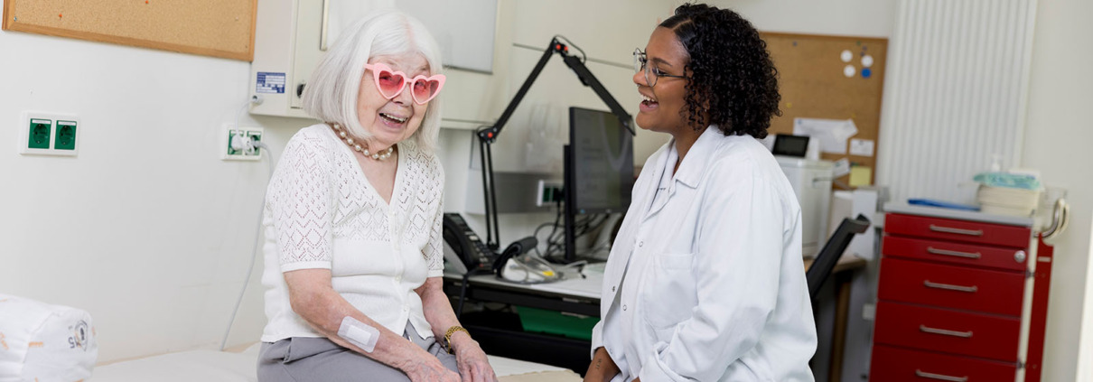 lachende Patientin mit Herzerlbrille