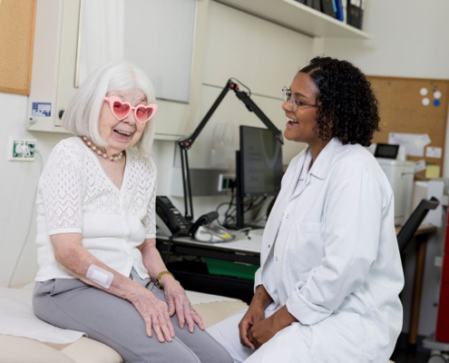 lachende Patientin mit Herzerlbrille