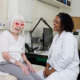 lachende Patientin mit Herzerlbrille