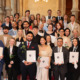Gruppenfoto im Wappensaal des Wiener Rathauses der Absolvent*innen zur Operationstechnischen Assistenz