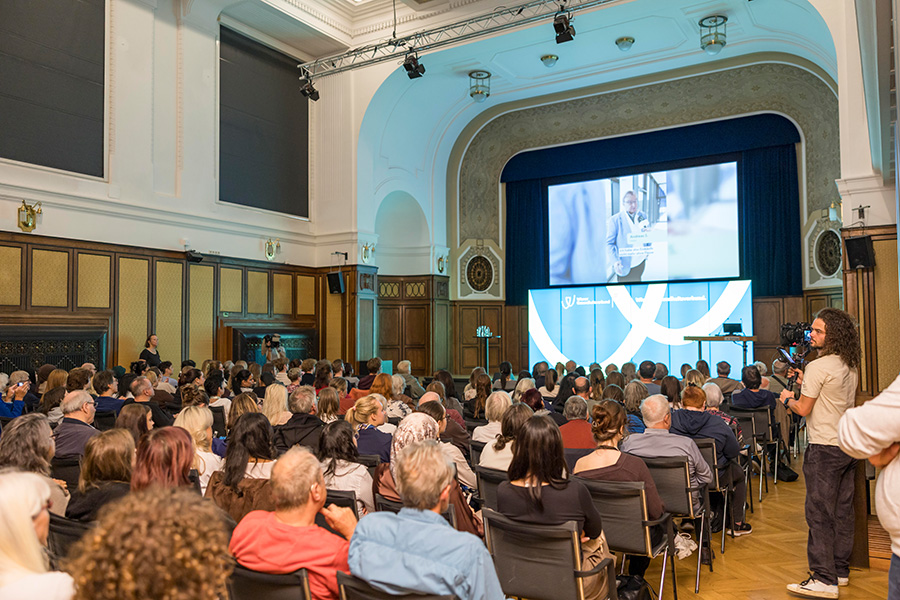 Saal mit Besuchern beim Herztag im technischen Museum