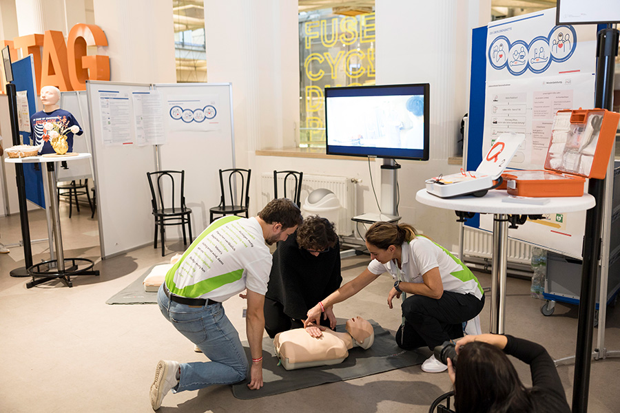 Herzdruckmassageübung beim Herztag im technischen Museum